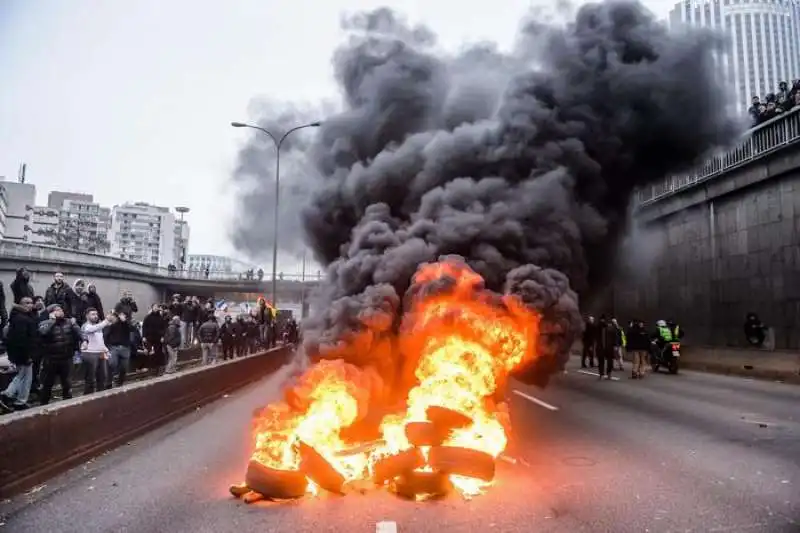 taxi contro uber manifestazioni e scioperi a parigi  9