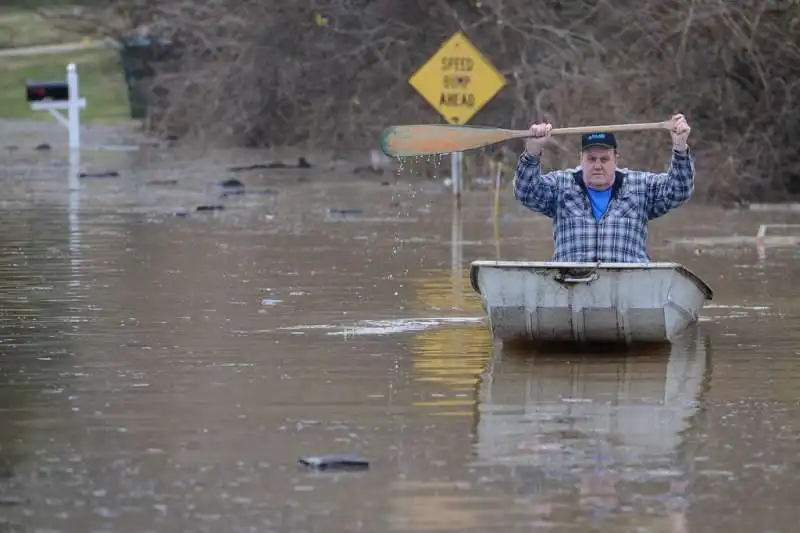 un uomo in canoa in missouri