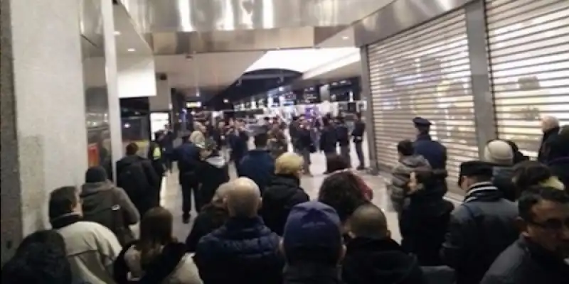 UOMO CON IL FUCILE GIOCATTOLO A TERMINI