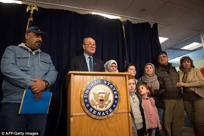 chuck schumer con rifugiati