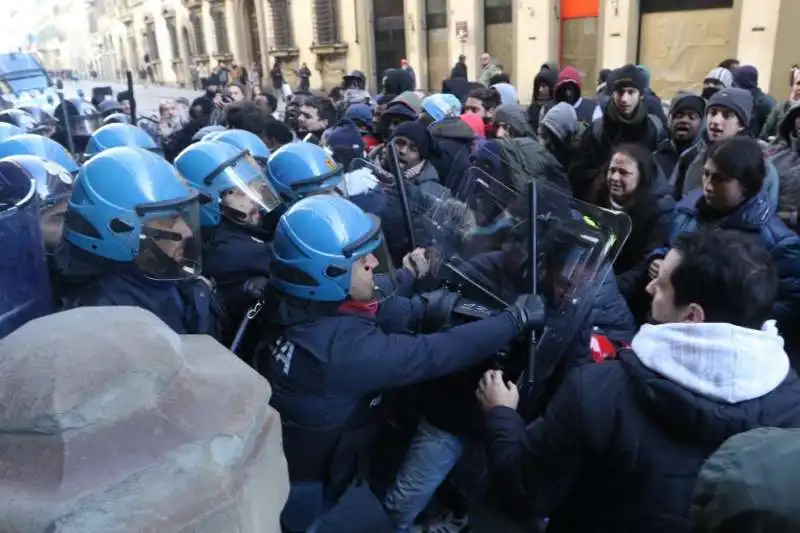 FIRENZE MIGRANTI POLIZIA 2