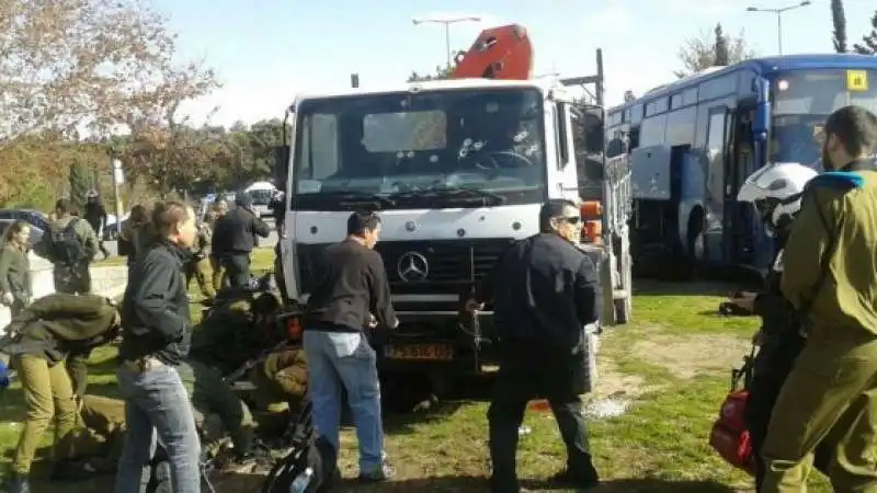 gerusalemme   camion lanciato contro i soldati  10