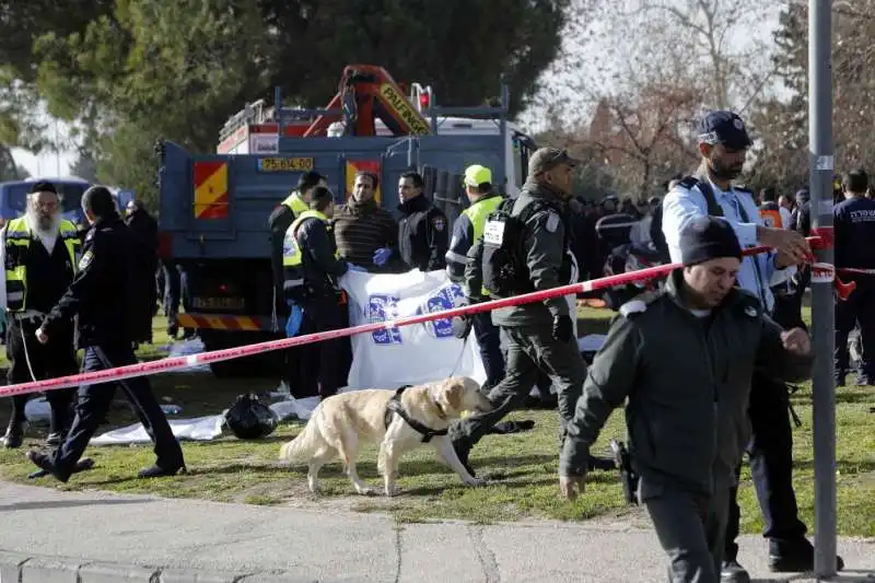 gerusalemme   camion lanciato contro i soldati 5