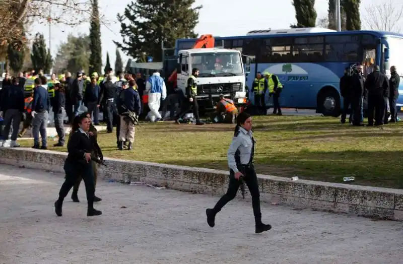 gerusalemme   camion lanciato contro i soldati 7