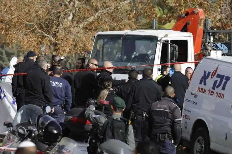 gerusalemme   camion lanciato contro i soldati 