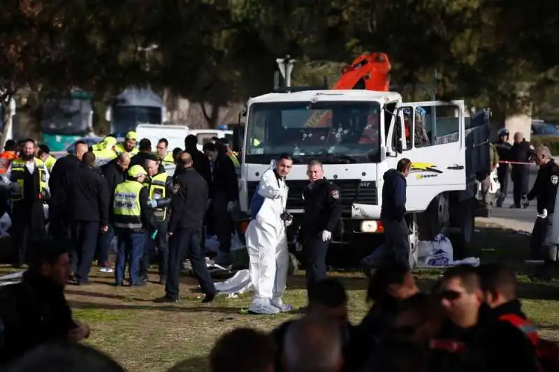 gerusalemme   camion lanciato contro i soldati 9