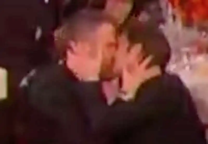 il bacio  tra  ryan  reynolds   e andrew garfield mentre ryan gosling riceve il golden globe