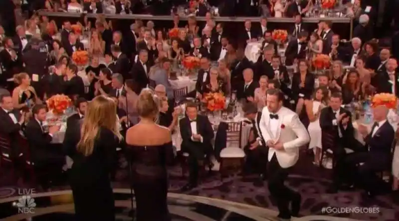 il bacio tra ryan reynolds e andrew garfield mentre ryan gosling riceve il golden globe