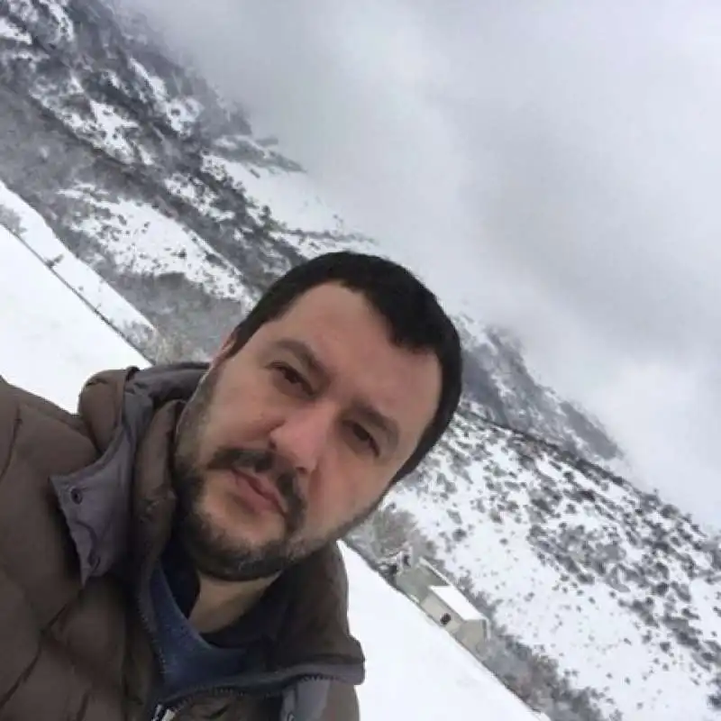 il selfie di matteo salvini dall abruzzo nella neve