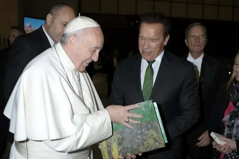 PAPA FRANCESCO ARNOLD SCHWARZENEGGER 6