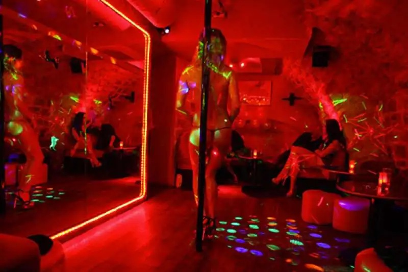 pole dance al club parigino