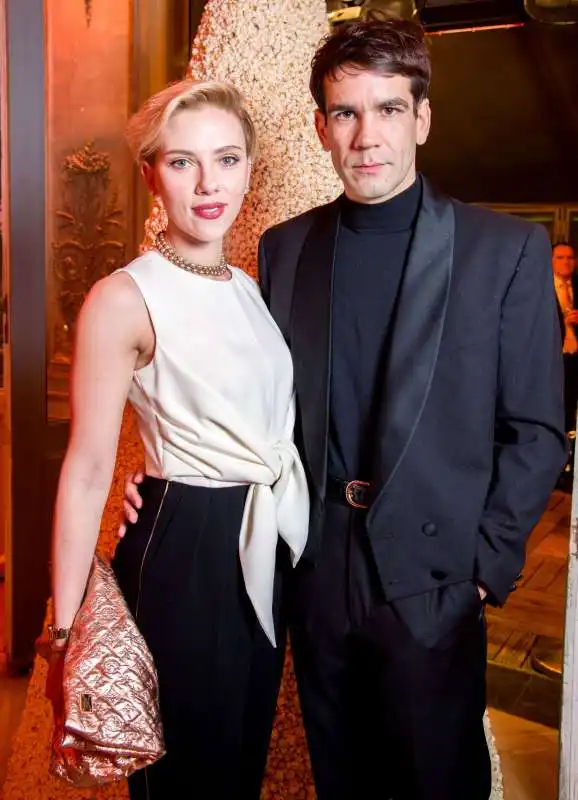 scarlett e il marito romain dauriac