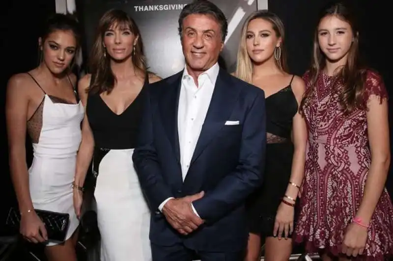 sylvester  stallone con figlie e moglie