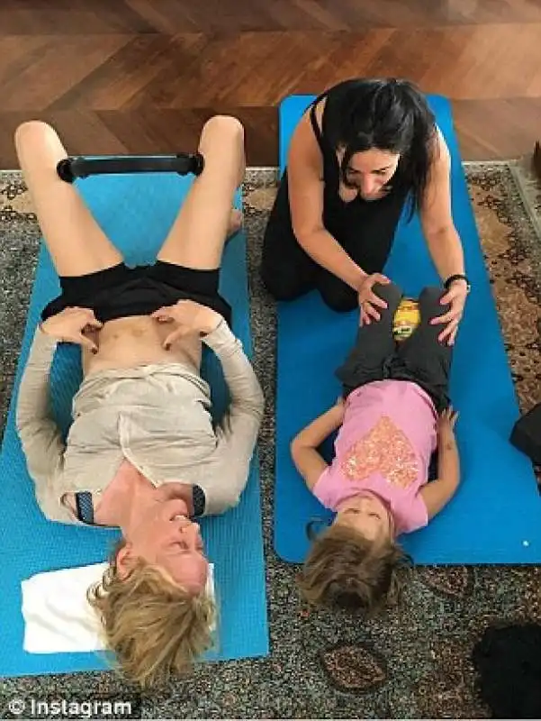 uma e luna fanno yoga