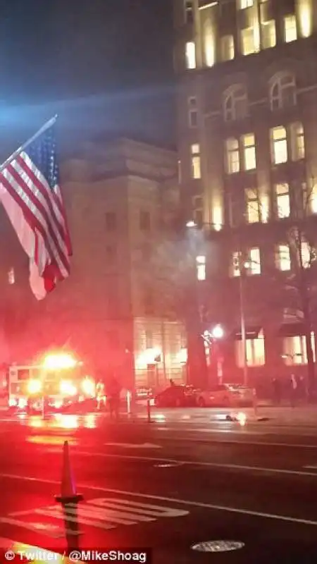 uomo si da fuoco davanti al trump hotel di washington 