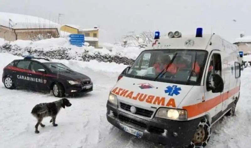 valanga di neve su un hotel a rigopiano  10