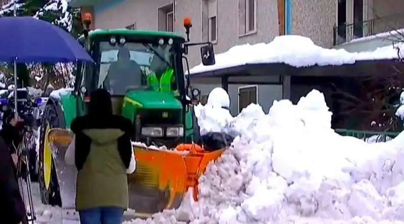 valanga di neve su un hotel a rigopiano  12