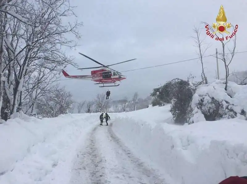 valanga di neve su un hotel a rigopiano  14