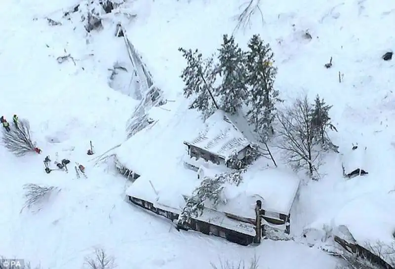 valanga di neve su un hotel a rigopiano  18