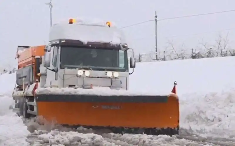 valanga di neve su un hotel a rigopiano  3