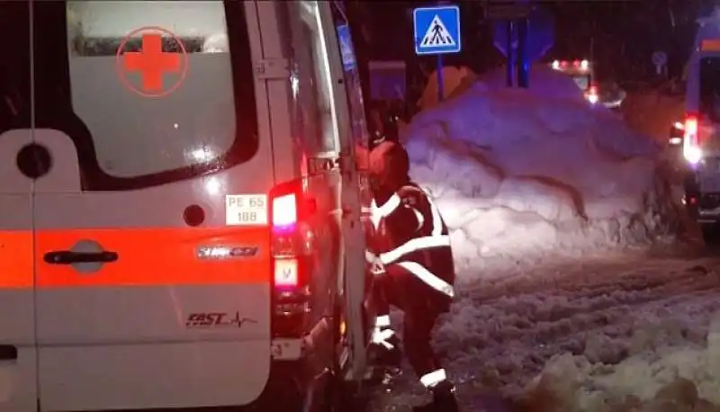 valanga di neve su un hotel a rigopiano  7