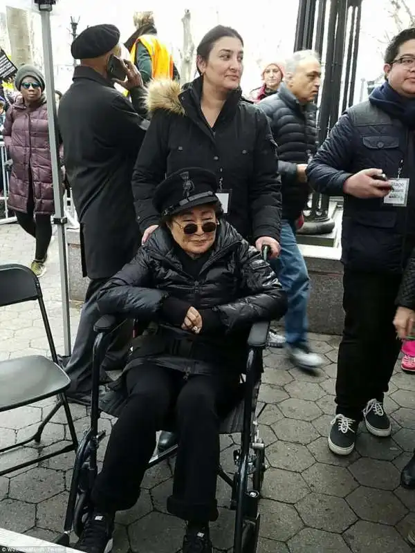 YOKO ONO ALLA MARCIA DELLE DONNE CONTRO TRUMP 1