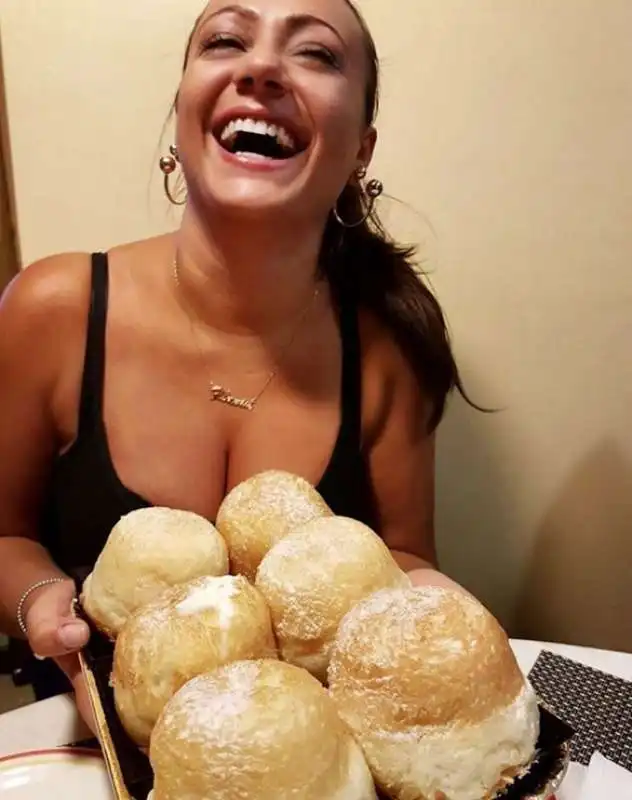 zia flavia food and boobs  5