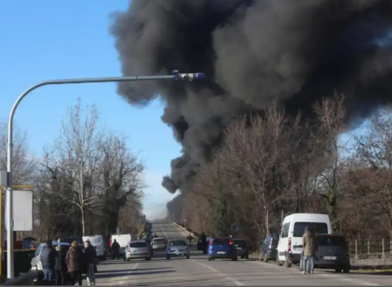 autostrada A-21 cisterna a fuoco