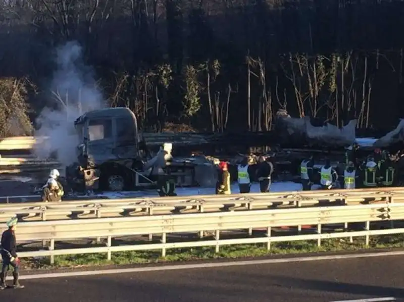 autostrada A-21 cisterna a fuoco