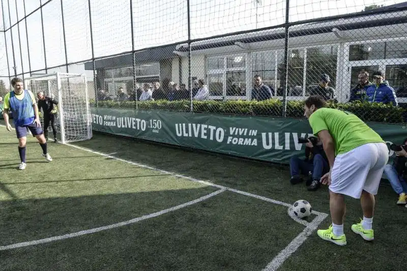 francesco totti gioca al circolo aniene 4