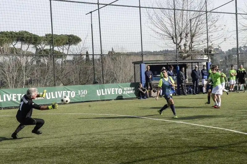 francesco totti gioca al circolo aniene 6