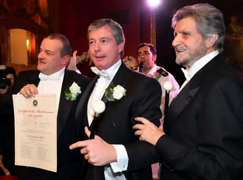 i novelli sposi col certificato di matrimonio