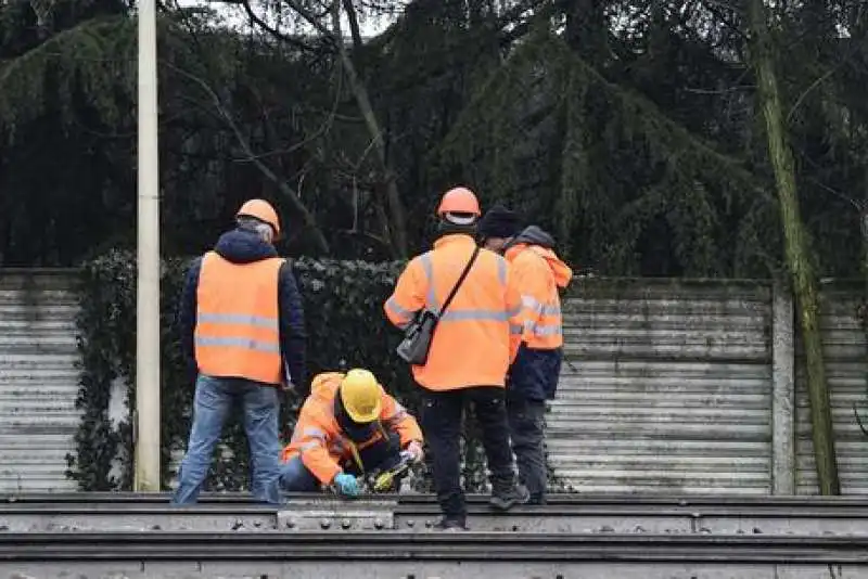 INCIDENTE FERROVIARIO DI PIOLTELLO - IL SOPRALLUOGO DEGLI OPERAI