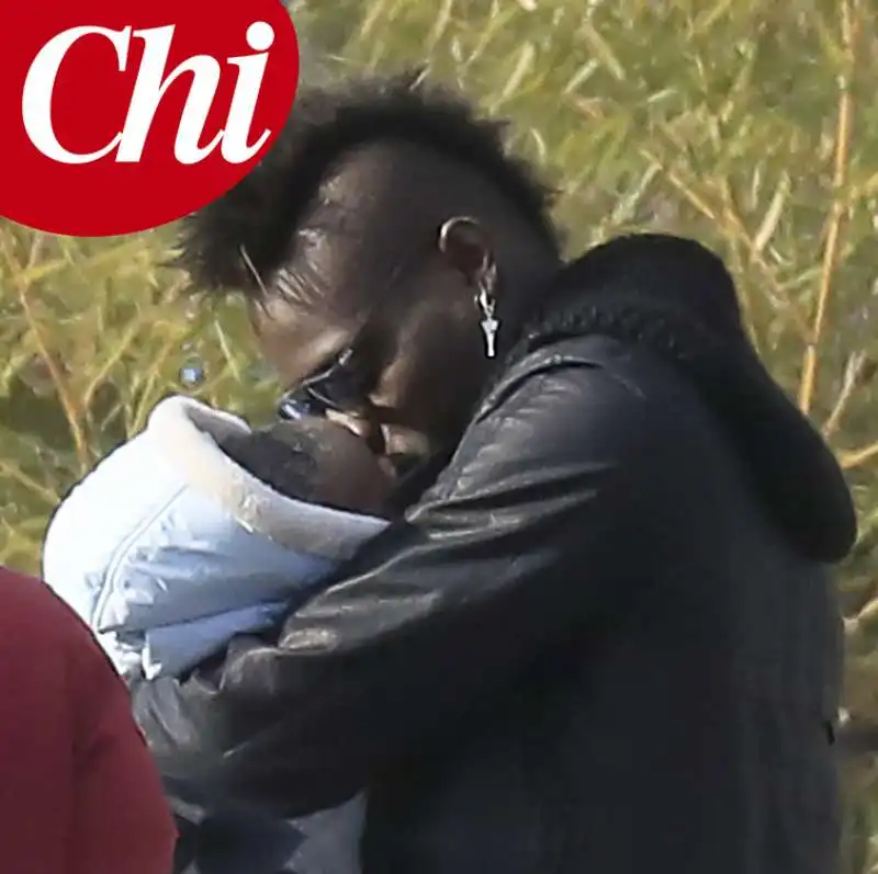 MARIO BALOTELLI CON IL FIGLIO LION