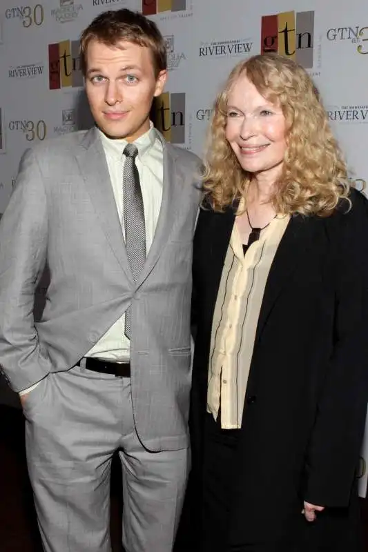 ronan farrow mia farrow