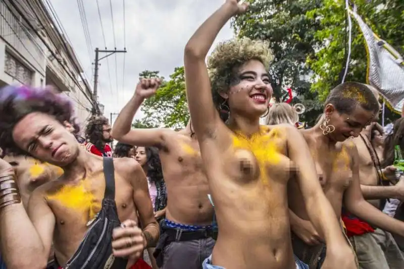 samba in topless a rio