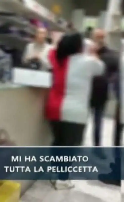 SIGNORA CHE SBROCCA A CASERTA