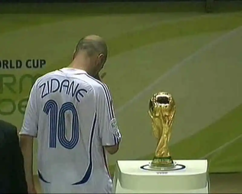 ZIDANE SALUTA LA COPPA DEL MONDO 2006