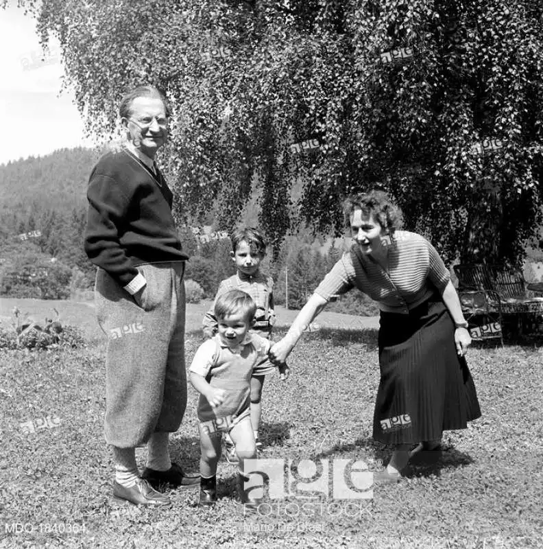 alcide de gasperi con francesca romani e i figli