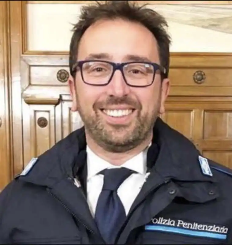 ALFONSO BONAFEDE CON LA DIVISA DELLA POLIZIA PENITENZIARIA