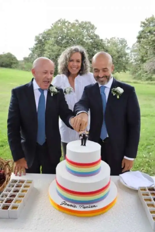 anton emilio krogh e michele schena sposati da monica cirinna tagliano la torta di matrimonio