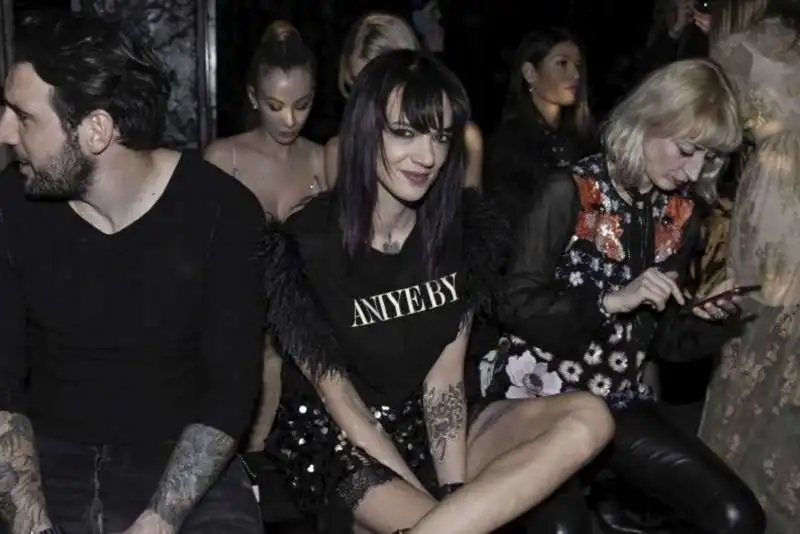 asia argento alla sfilata milanese di aniye by 3