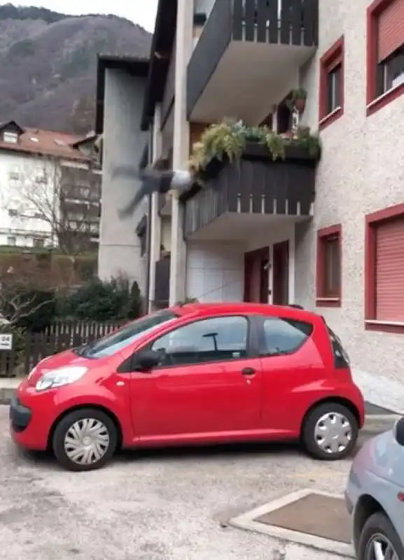 BOLZANO - UN UOMO CADE DAL BALCONE DURANTE UNA LITIGATA