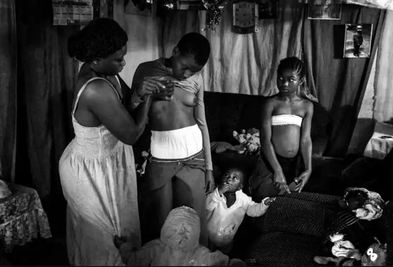 breast ironing   lo stiramento del seno 9