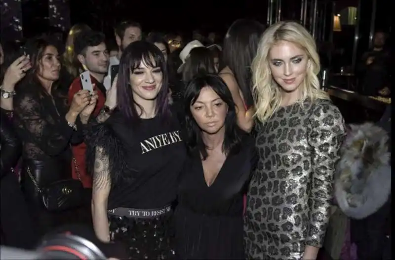 chiara ferragni e asia argento alla sfilata milanese di aniye by 7