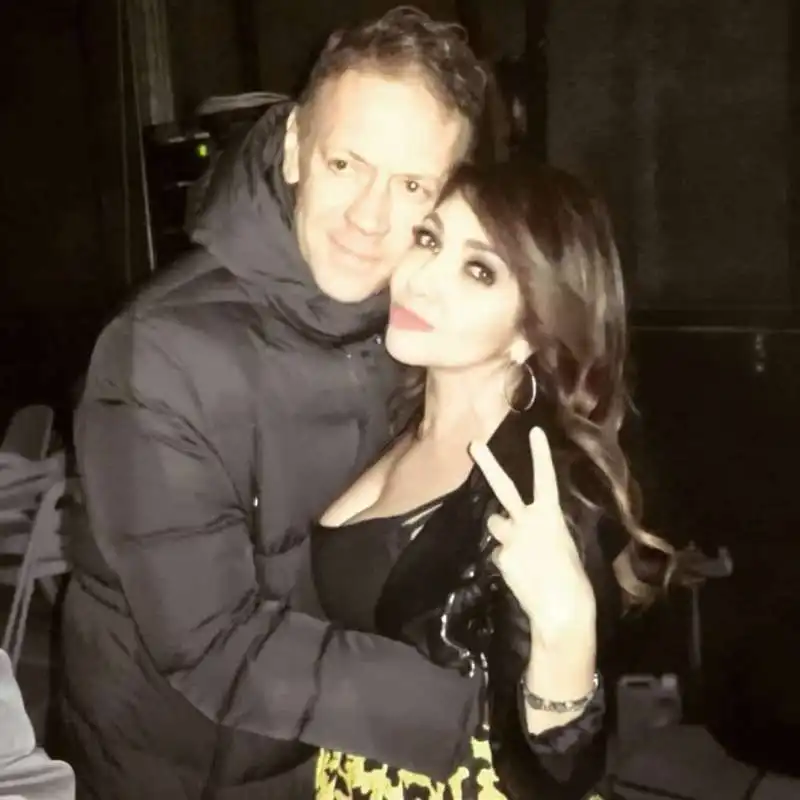 CRISTINA D'AVENA ABBARBICATA A ROCCO SIFFREDI