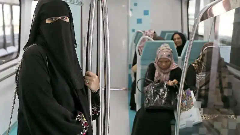 DONNE SULLA METRO DI DUBAI