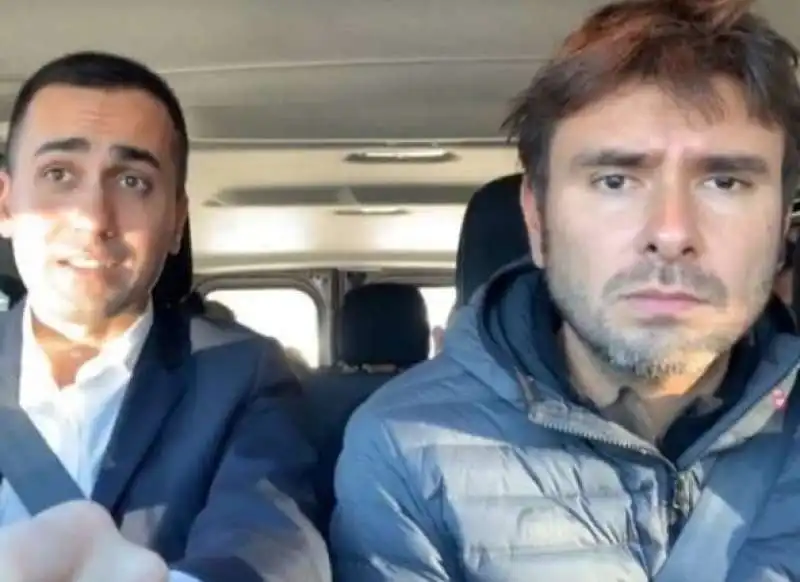 luigi di maio e alessandro di battista in auto  3