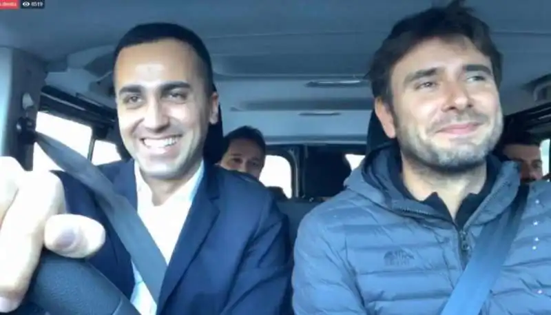 luigi di maio e alessandro di battista in auto  4