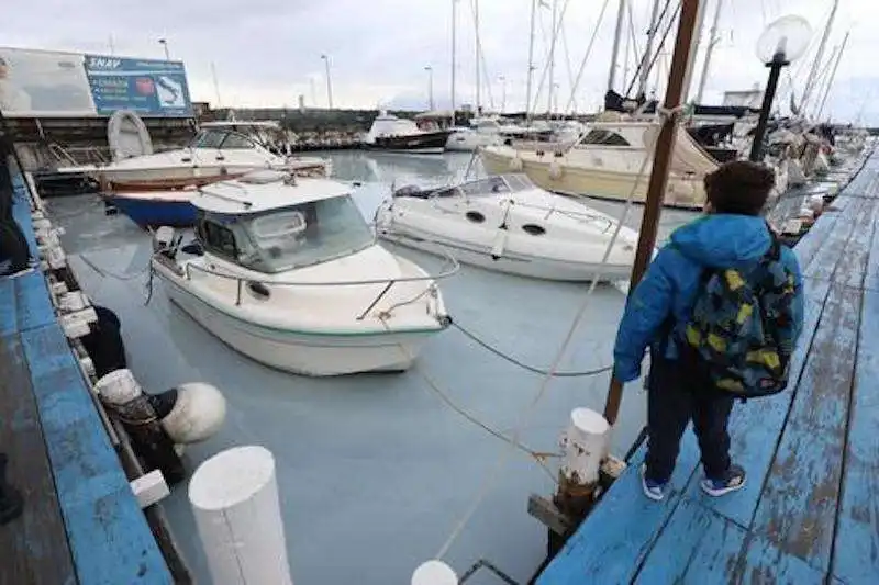 MARE BIANCO E INQUINATO A MERGELLINA